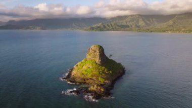Hawaii 'de eşsiz bir doğa ortamı. Oahu dağlarındaki küçük Mokolii volkanik adasının üzerinde insansız hava aracı vuruldu. Altın gündoğumu ışığında Çinlilerin şapka adası. Hawaii seyahat hedefi geçmişi
