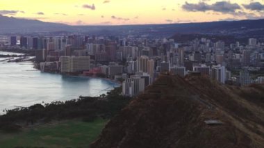 Dünya Savaşı 'nın yakın çekim sığınakları Diamond Head Parkı' nın tepesinde, Honolulu şehir merkezinde, hareketli arka planda. Elmas başlı volkan kraterinden Honolulu 'nun hava görüntüsü, Oahu Adası günbatımı