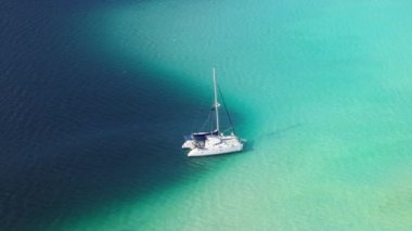 Havadan bakan mutlu insanlar yaz tatilinde su aktivitelerinin keyfini çıkarıyorlar. Beyaz katamaran ve turistler Oahu adası kıyısında sığ suları keşfediyorlar. Hawaii 'de şnorkelle dalmanın popüler turistik cazibesi