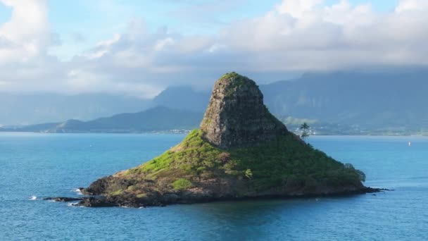 Épique Aérienne Autour Île Volcanique Mokolii Avec Des Montagnes Vertes — Video