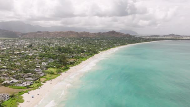 Letecká Malebná Pláž Kailua Zamračený Den Pobřežní Plážové Chalupy Obklopené — Stock video