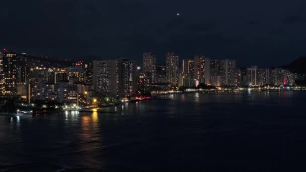 Waikiki Badorter Natten Vackra Honolulu Moderna Byggnader Upplysta Natten Drone — Stockvideo