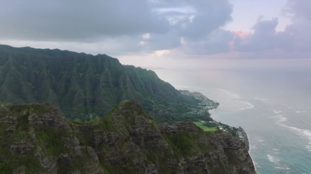 극적인 Kualoa Ranch 능선의 쥬라기 시대의 장면과 우울한 비오는 하와이 — 비디오