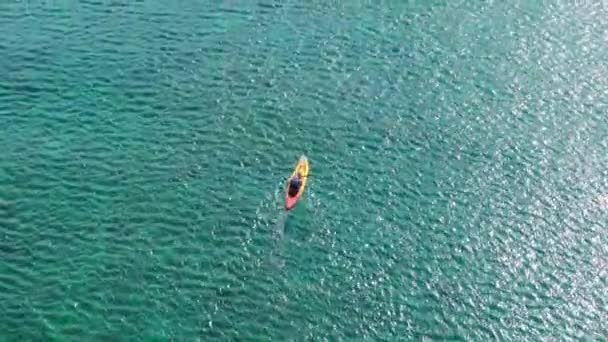 欧胡岛海岸的空中景观 蓝水透明美丽 夏天的旅行去任何地方 户外运动 游览美丽的兰尼凯海岸时 乘坐五彩缤纷的皮划艇游览 游玩愉快 — 图库视频影像
