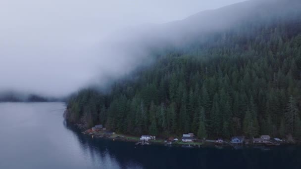 霧のような熱帯雨林を持つワシントンの風景 トワイライトでクレセントの空中湖 山の湖のような鏡の上を飛ぶシネマティックな雲の霧 冬の寒い夜のオリンピック国立公園の風景 — ストック動画