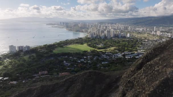 Luchtopname Van Honolulu Van Diamond Head Vulkaankrater Uitzicht Hoofdstad Oahu — Stockvideo