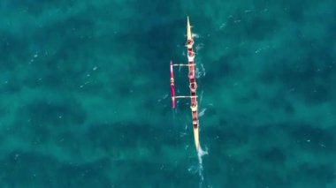 Spor takımının kanoyla açıldığı en iyi sahne. Oahu 'da geleneksel Hawaii kanosuyla gezen atletizm insanlarına tepeden bakıyorduk. Açık mavi okyanus sularında su aktivitesi 4K