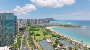 Modern rıhtımdaki Ala Moana Parkı. Güneşli bir günde Manzaralı Elmas Kafa Manzarası, Hawaii. Waikiki açık mavi sularla panorama yapıyor. Tropikal Oahu Adası 4K 'daki hava plajı.