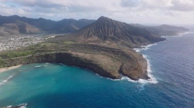 Hawaii adasındaki Hanauma Körfezi Doğa Koruma Alanı 'nın havadan görünüşü. Koko volkanı krater manzarası. Okyanus körfezinin doğal deniz mavisi rengi. Volkan kraterinde mercan resifi olan tropikal ada.