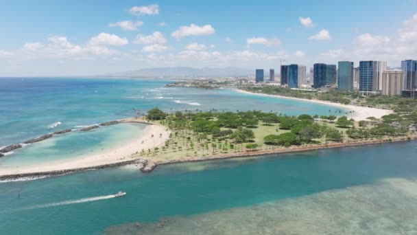 Playa Waikiki Isla Mágica Hawaii Playa Ala Moana Soleado Día — Vídeo de stock