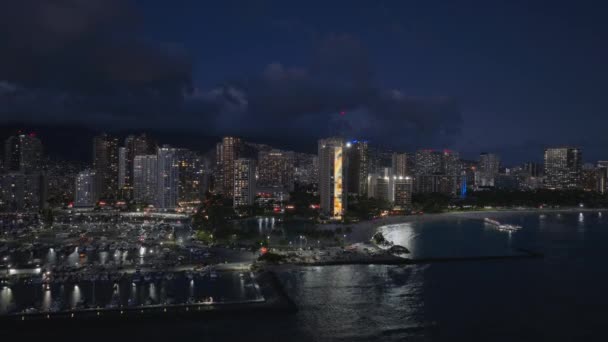 Widok Plażę Waikiki Nocą Piękne Nowoczesne Budynki Honolulu Oświetlone Nocy — Wideo stockowe
