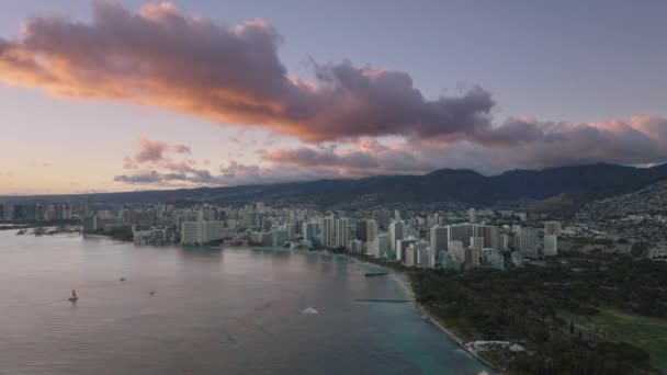 Luftaufnahme Der Modernen Innenstadt Mit Hotels Waikiki Resorts Schöner Sommersonnenuntergang — Stockvideo