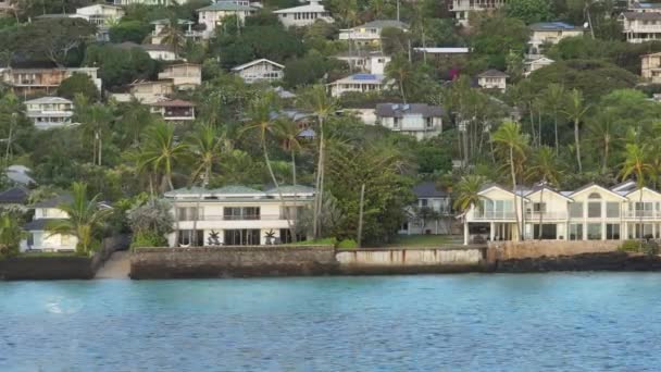 瓦胡岛房地产概念 在夏威夷岛享受热带度假的富人的生活方式 兰尼凯海滩海滨别墅的空中景观 海滨别墅出租景观现代建筑 — 图库视频影像