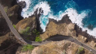 Manzaralı okyanus manzaralı dağın tepesinde. Yolculuk. Sinematik kayalık sahilden geçen hava manzaralı arabalar. Oahu adası yolundan gidiyorum. Hawaii Adası 4K 'dan geçen Rocky Dağı manzaralı araba.