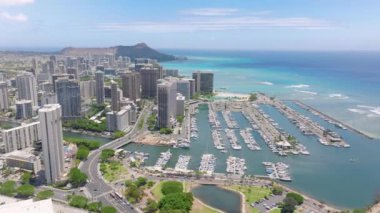 Ala Wai tekne limanı. Modern rıhtım otelleri. Güneşli bir günde Manzaralı Elmas kafa manzarası. Hawaii tatili. Waikiki plajı, açık mavi sularla panorama yapıyor. Tropikal Oahu adasındaki hava plajı.