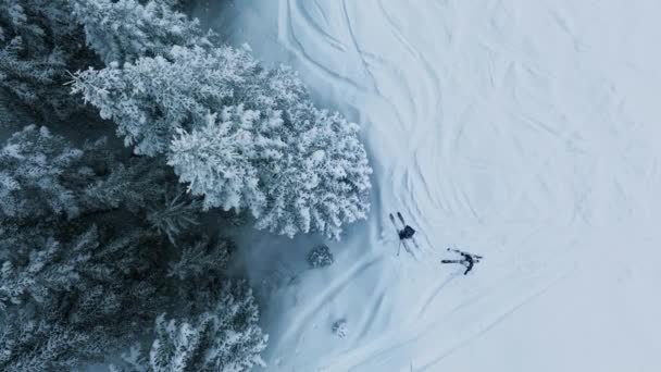 Überkopfschuss Zeitlupe Von Skifahrern Skigebiet Stevens Pass Mit Schneebedecktem Bergwald — Stockvideo