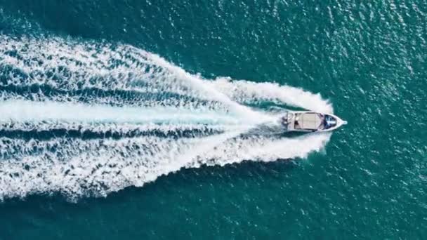 Sobre Cabeza Pequeño Barco Navegando Rápido Dejando Rastro Cola Ondas — Vídeo de stock