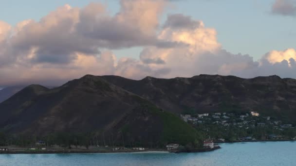 Sol Iluminou Nuvens Acima Ilha Havaí Fundo Férias Verão Oahu — Vídeo de Stock