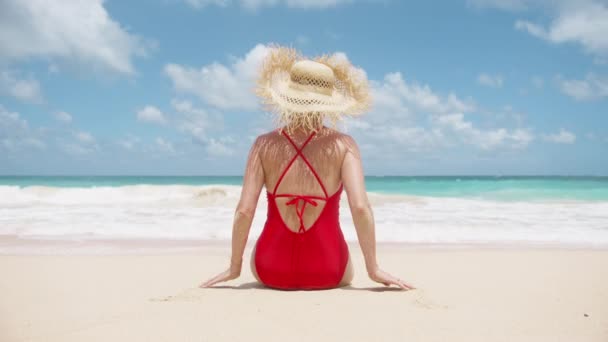 島で夏休みを祝うわら帽子の美しい若い女性 白い砂浜でセクシーな女の子を見ます 旅行の休日に晴れた日を楽しんでいる女の子 完璧なトロピカルビーチの夏の背景 — ストック動画