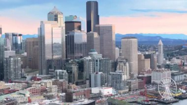 Çağdaş şehir manzarası, İHA B 4K görüntüsü. Sinematik cam beton tasarım ofis binaları şehir manzarası. Seattle havacılık, Washington 'da modern gökdelenler mimarisi
