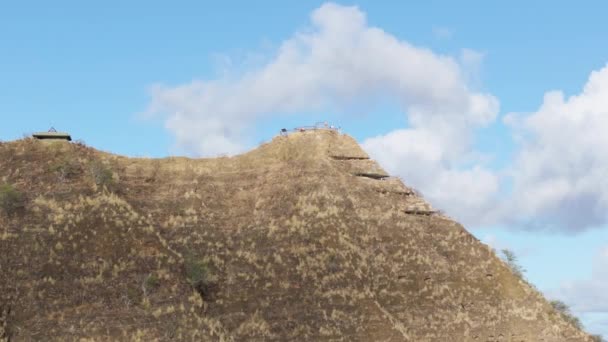 ダイヤモンドヘッドはランドマークを訪問する必要があります 第二次世界大戦の周りの空中は ホノルル市の動きの背景にある乾燥した火山山の丘の上に隠れています オアフ島の観光名所と州立公園 — ストック動画