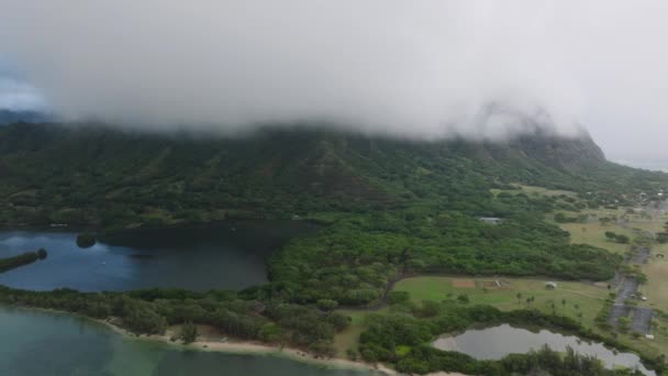 Sűrű Esőfelhők Borítják Kualoa Farm Csúcsát Szcenikus Trópusi Sziget Táj — Stock videók
