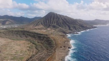 Koko volkanı krateri kuraklık mevsiminde görünüyor. Sahne ıssız doğa Oahu adası. Yeşil ev etkisinden dolayı kurumuş tropikal ada. Bir zamanlar yeşil Hawaii adasının kuru tepeleriyle iklim değişikliği kavramı