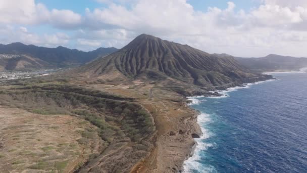 ココ火山クレーターは干ばつシーズンの景色を眺めています 風光明媚な自然のオアフ島 緑の家の効果のために乾燥した熱帯島 かつてのグリーンハワイ島の乾燥した丘と気候変動のコンセプト — ストック動画