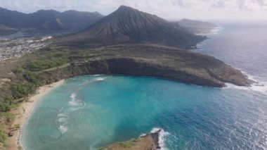 Volkan kraterinde mercan resifi olan tropik bir ada. Hawaii adasındaki Hanauma Körfezi Doğa Koruma Alanı 'nın havadan görünüşü. Koko volkanı krater manzarası. Deniz mavisi su renginde okyanus koyunun doğası.