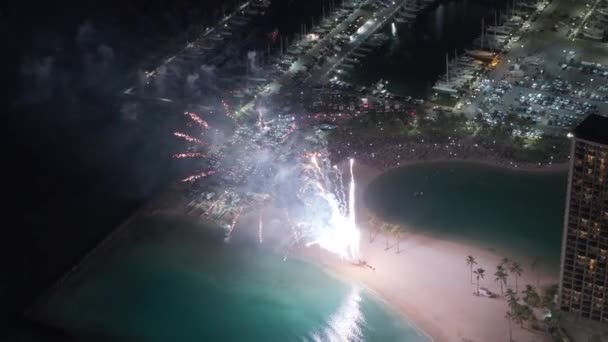 Szcenírozott Tűzijáték Robbant Fel Éjszaka Színes Tűzijáték Waikiki Luxus Üdülőhelyek — Stock videók