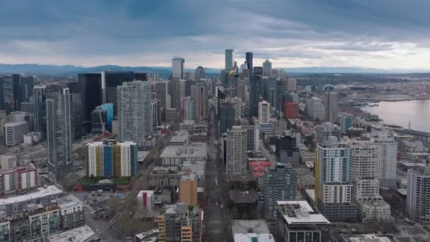 グローバルテクノロジー企業の本社 シアトルのダウンタウンビューは 暗い冬の日 劇的なゴシックの街パノラマは 天候に覆われています 西海岸の金融首都 アメリカ — ストック動画