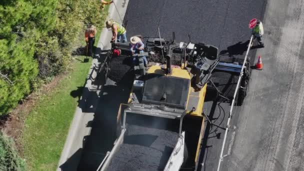 美国加利福尼亚州洛杉矶 2024年4月4日 马特尔市的公路重铺路面过程 一台尖端铺装机的闭合 它与工作人员一起在运动 展示了精密度 影像4K — 图库视频影像