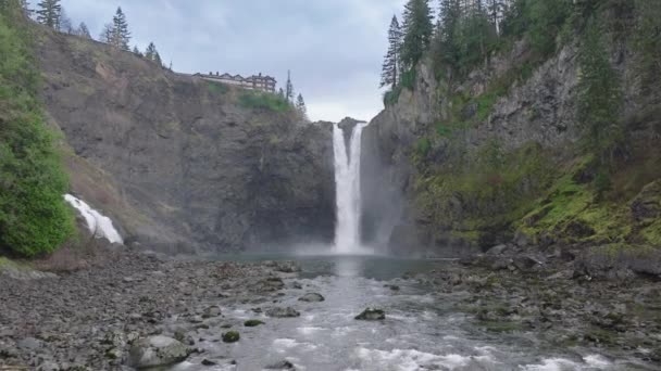 Snoqualmie Fallsin Antenni Vesiputous Rikkoutuu Jyrkästä Mustasta Kalliosta Joka Putoaa — kuvapankkivideo