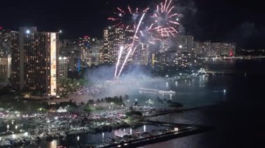 Cuma geceleri Waikiki 'deki lüks otellerde renkli havai fişekler. Hawaii 'deki Oahu Adası' nda turistlerin ilgisini çekiyor. İnsanlar yaz tatilinde hayatı kutluyorlar. Gece gökyüzünde otellerde havai fişekler patlıyor.