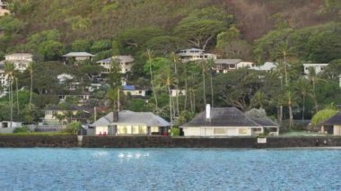 Lanikai sahilindeki okyanus manzaralı villalar. Sahildeki yazlıkların modern binaları kiralık. Oahu Adası emlak konsepti. Zengin insanların yaşam tarzı Hawaii adasında tropikal tatilin tadını çıkarıyor.