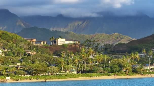 兰尼凯海滩的房地产业有山地背景 海滨别墅是热带岛屿上的不动产 Kailua的住房租金 昂贵的豪华海滨别墅在夏威夷瓦胡岛出售 — 图库视频影像