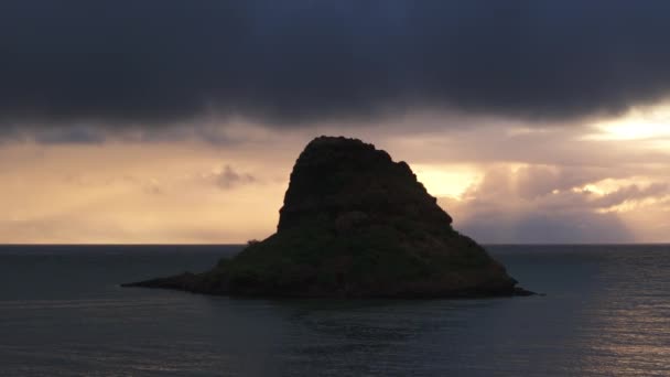 Dunkle Silhouette Einer Chinesischen Männerinsel Einem Regnerischen Morgen Landschaftliche Naturlandschaft — Stockvideo