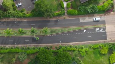 Yeşil arazi aracı Oahu Hawaii 'nin kuzey kıyısında yeşil tropikal adayı keşfediyor. Kuilima sürücüsünün Turtle Körfezi 'ne giden hava görüntüsü. Güneşli yaz gününde özel bir tatil arazisinin yanından geçen araba.