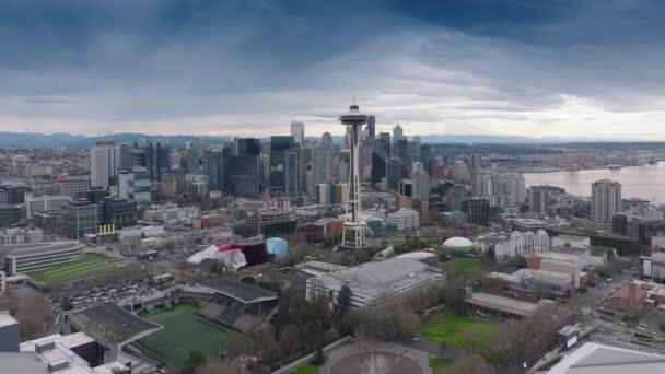 ヘリコプターは金融地区の高層ビルを撮影しました シアトル ワシントン州 ムーディーデーの風景 シアトルのダウンタウンにあるドローンビュー モダンな街並みを背景にタワーが見える — ストック動画