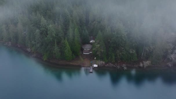 华盛顿自然旅游 风景秀丽的湖畔山林小屋的空中景观 电影般的乡村住宅隐藏在被浓雾覆盖的常绿雨林中 美国奥林匹克国家公园新月湖 — 图库视频影像