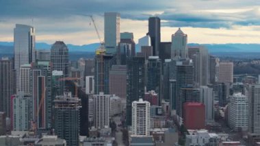 West Coast USA 4K hava sahasının finans başkenti. Küresel Teknoloji Şirketleri Merkezi. Kasvetli kış gününde Seattle şehir merkezi manzarası. Hava bulutluyken dramatik gotik şehir manzarası