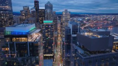 Renkli günbatımı gökyüzünde emlak işi geçmişi. Washington 'ın alacakaranlık silueti. Seattle havaalanı manzaralı ABD 4K. Günbatımı sahnesindeki şehir manzarası. Geceleri Seattle finans sektörü.