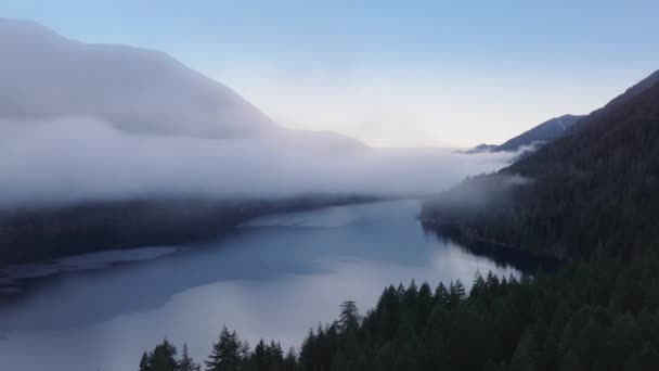 冬の寒い夜にオリンピック国立公園の風景 霧のような熱帯雨林を持つワシントンの風景 トワイライトでクレセントの空中湖 山の湖のような鏡の上を飛ぶシネマティックな雲の霧 — ストック動画