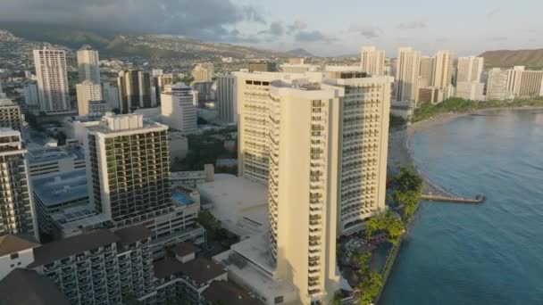 Cámara Aérea Girando Por Encima Del Pintoresco Hotel Playa Waikiki — Vídeos de Stock
