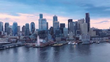 Sinema arka planında şehir merkezindeki gökdelenler. 4K gününde şehir manzaralı finansal ve konut binaları. Seattle Washington, ABD, Waterfront Parkı 'nın Büyük Tekerlekli İHA görüntüleri.