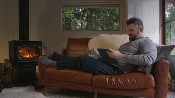 Muž Používající Wifi Lesní Chatě Zahřívá Kamen Dříví Lidé Technologie Videoklip