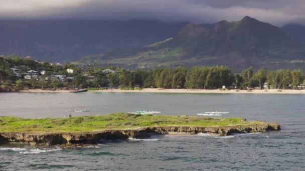 Kailua湾Popoia岛的布景 美丽的夏威夷岛山脉在运动的背景 无人机在扁平的岩石小岛上飞行 岛上有天然保护区 兰尼凯海滩夏日 — 图库视频影像