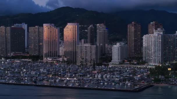 Rose Zlatá Obloha Odraz Nábřeží Waikiki Resort Dramatickými Mraky Nad — Stock video