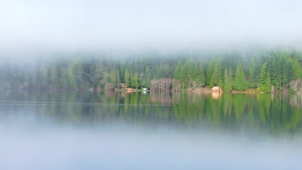 Ufernahe Holzhütten Bergwaldlandschaft Niedrigen Nebelschwaden Filmreife Bergseenlandschaft Friedliche Landschaft Ansicht — Stockvideo