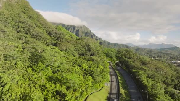 Színpadi Alagút Zöld Hegyekben Autópálya Epikus Útvonala Oahu Szigetén Gyönyörű — Stock videók